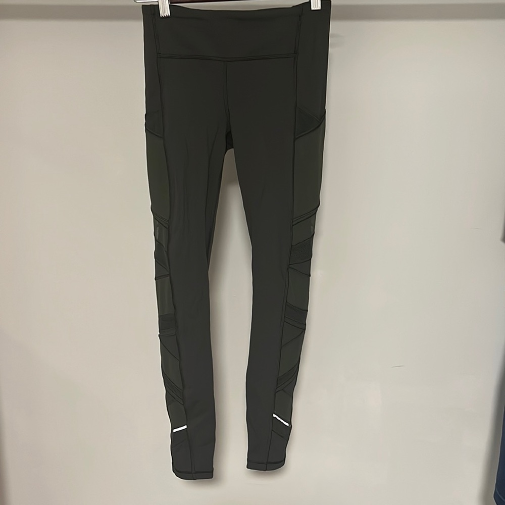 Lululemon High rise Leggings with Mesh detail on sides Size 4